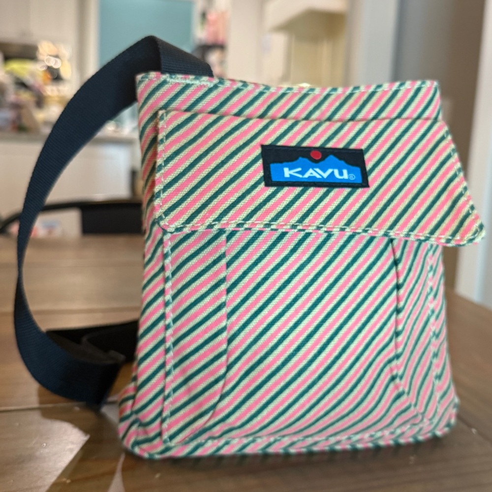 KAVU Crossbody Shoulder Bag Keeper Adjustable Canvas Bag Red Tan Stripes